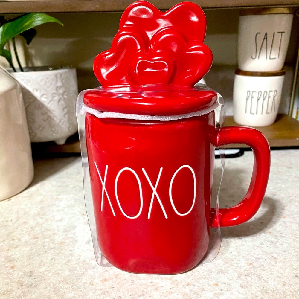 Rae Dunn XOXO mug with topper